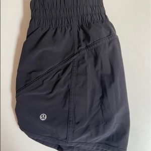 lululemon tracker shorts V black 4” low-rise